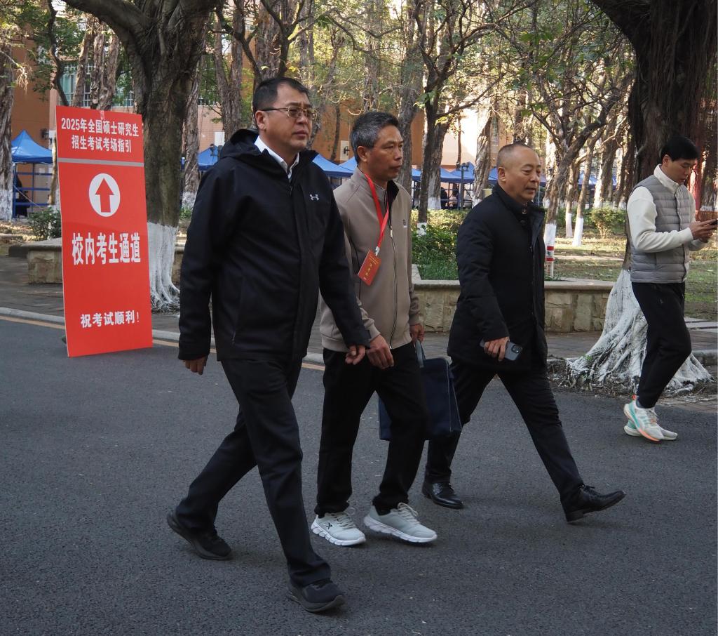 校長閆相斌帶隊巡視我校考點準備情況.JPG 校長閆相斌帶隊巡視我校考點準備情況.JPG