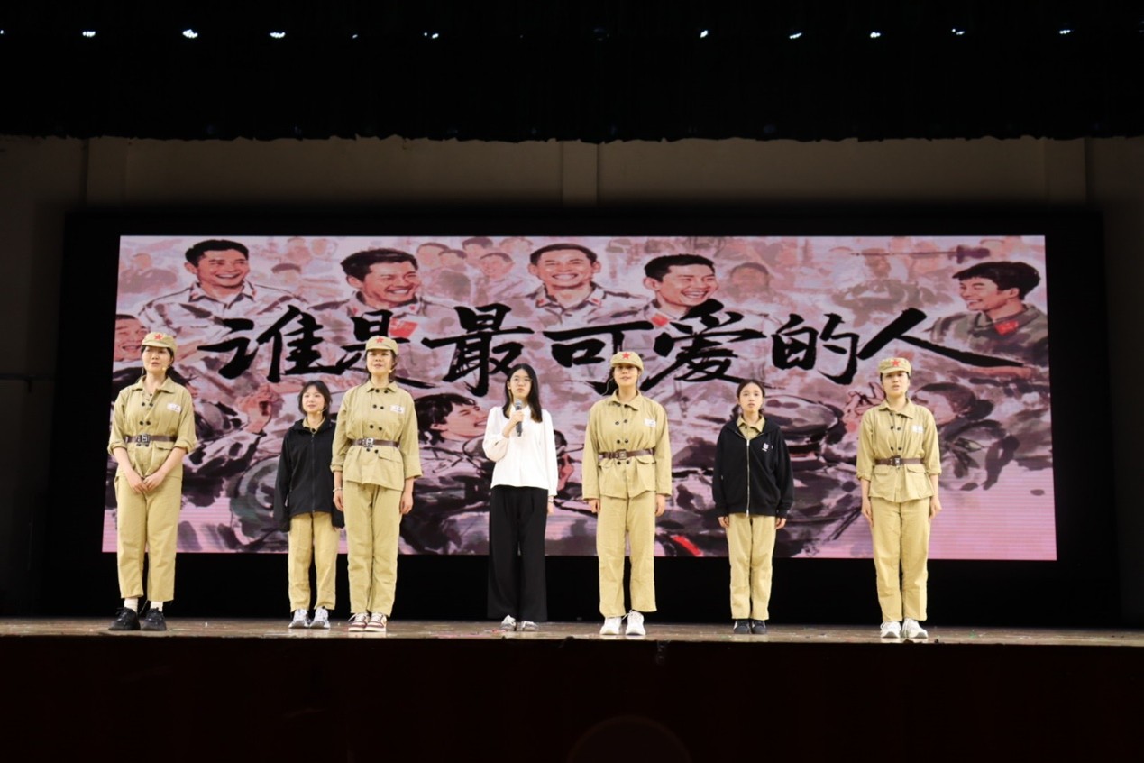 乘風(fēng)破浪隊(duì)表演《誰(shuí)是最可愛(ài)的人》.jpg