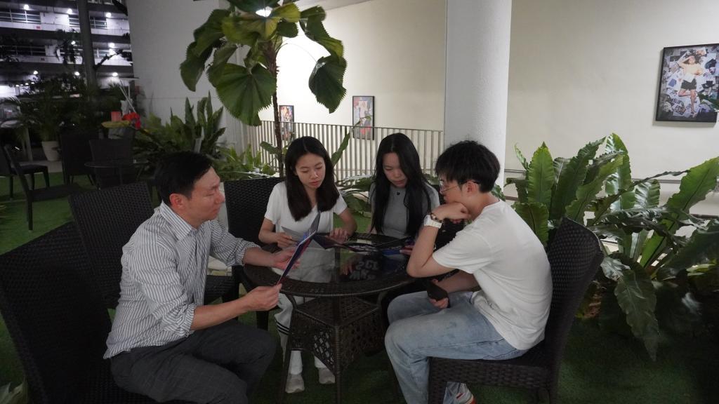 師生團隊就調研內容在校園一角進行及時反饋討論.jpg