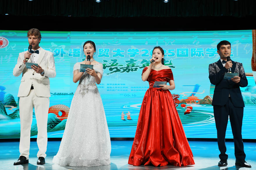 晚會(huì)現(xiàn)場(chǎng).jpg 晚會(huì)現(xiàn)場(chǎng).jpg