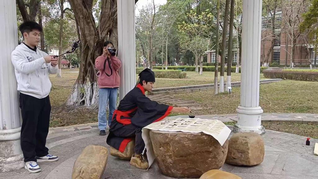 “古數華典”團隊在拍攝外景.png