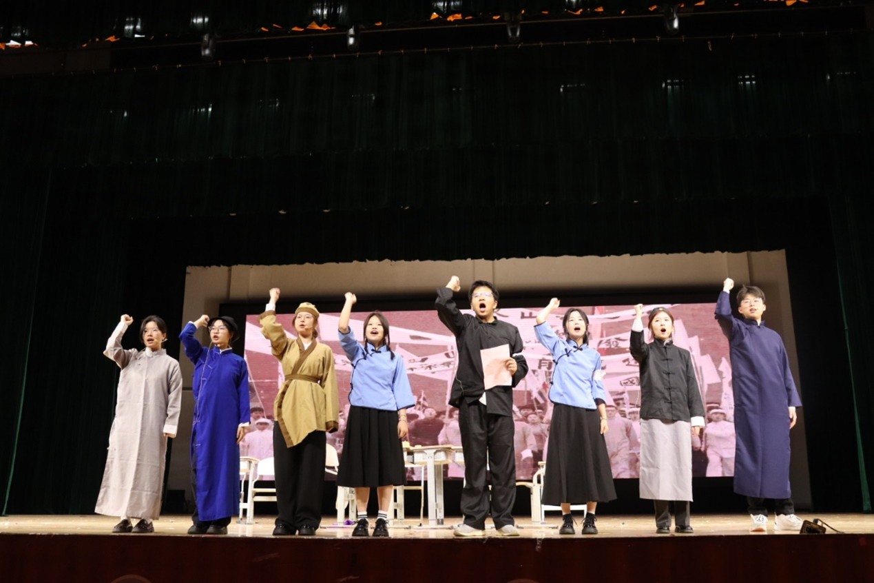 紅潮護(hù)衛(wèi)隊(duì)表演《百年青春：永不褪色的火種》.jpg