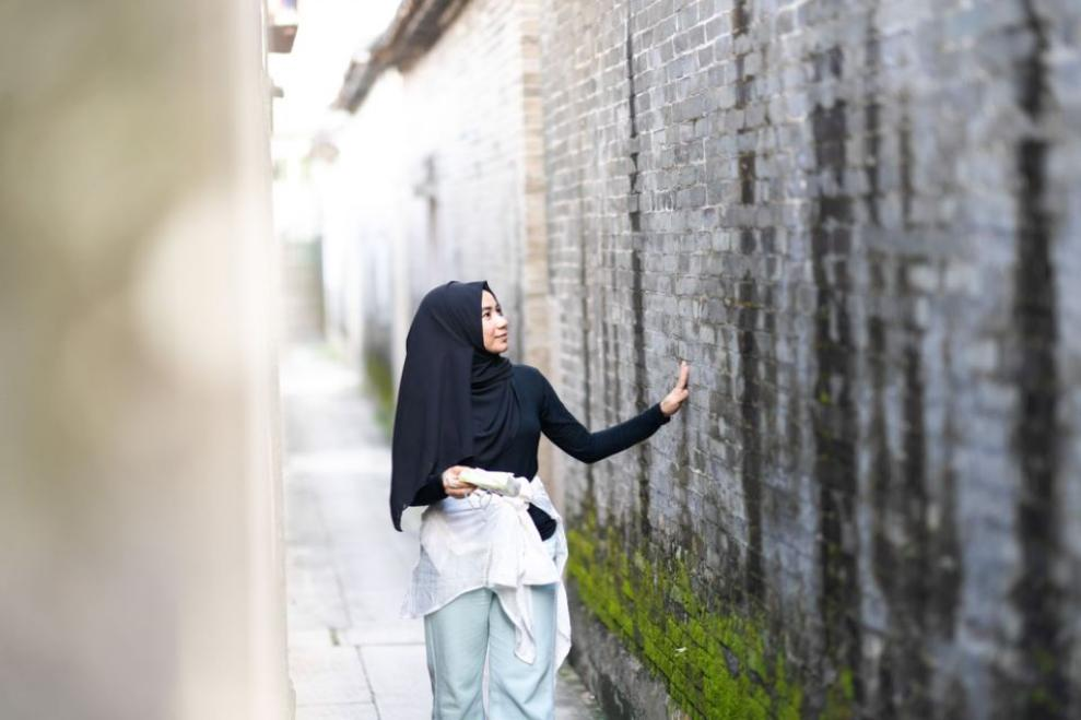 留學(xué)生行走在古巷中.png