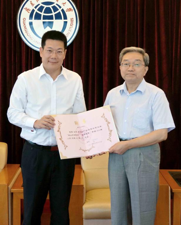 校長仲偉合為欒棟教授頒發聘書 校長仲偉合為欒棟教授頒發聘書