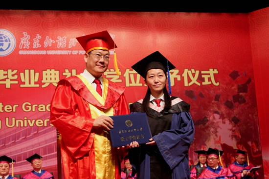 碩士畢業生與仲偉合校長合照 碩士畢業生與仲偉合校長合照